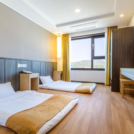 Thira Hotel Сеогвипо Екстериор снимка