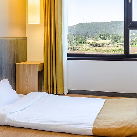 Thira Hotel Сеогвипо Екстериор снимка