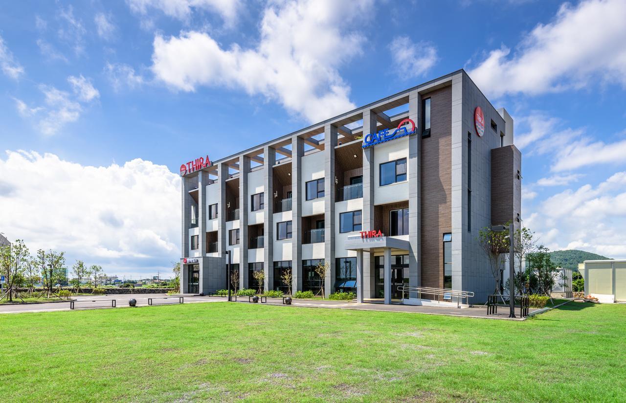 Thira Hotel Сеогвипо Екстериор снимка