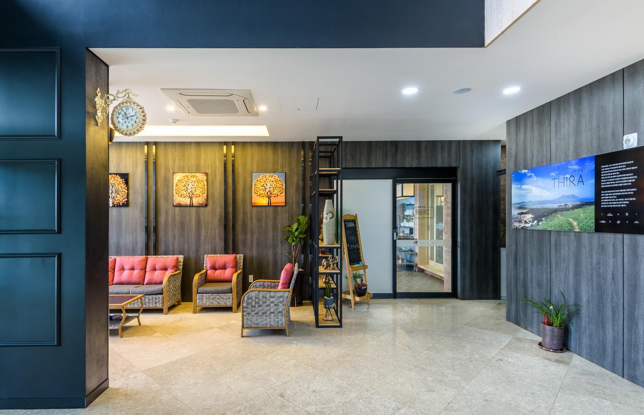 Thira Hotel Сеогвипо Екстериор снимка