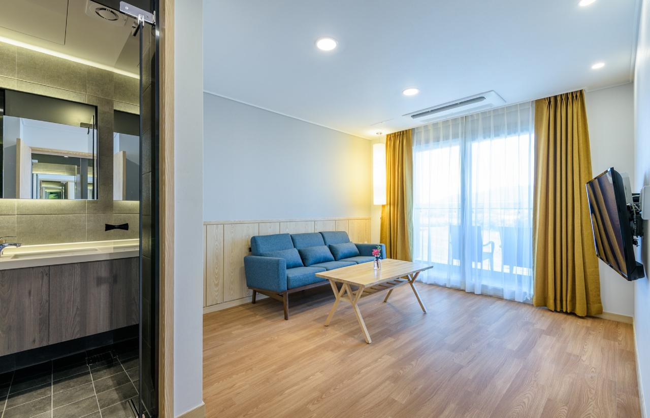 Thira Hotel Сеогвипо Екстериор снимка