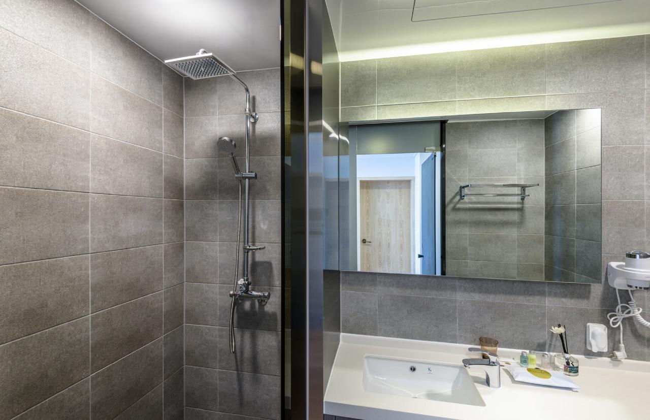 Thira Hotel Сеогвипо Екстериор снимка