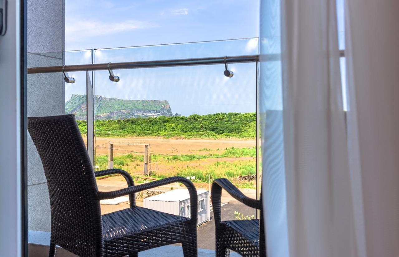 Thira Hotel Сеогвипо Екстериор снимка