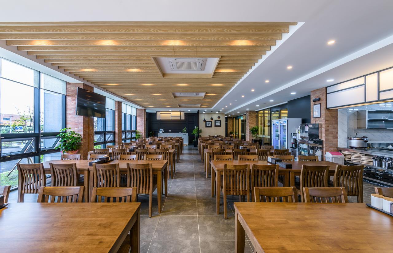 Thira Hotel Сеогвипо Екстериор снимка