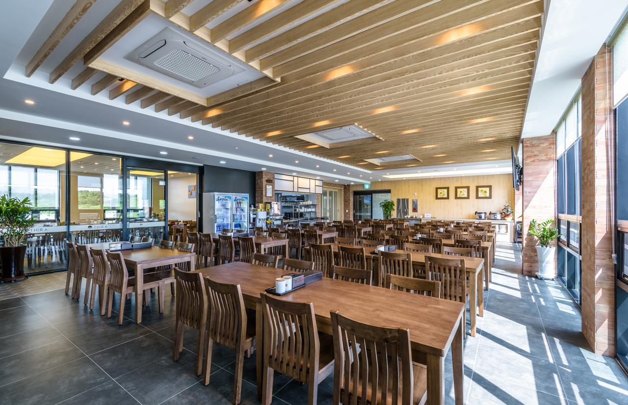 Thira Hotel Сеогвипо Екстериор снимка