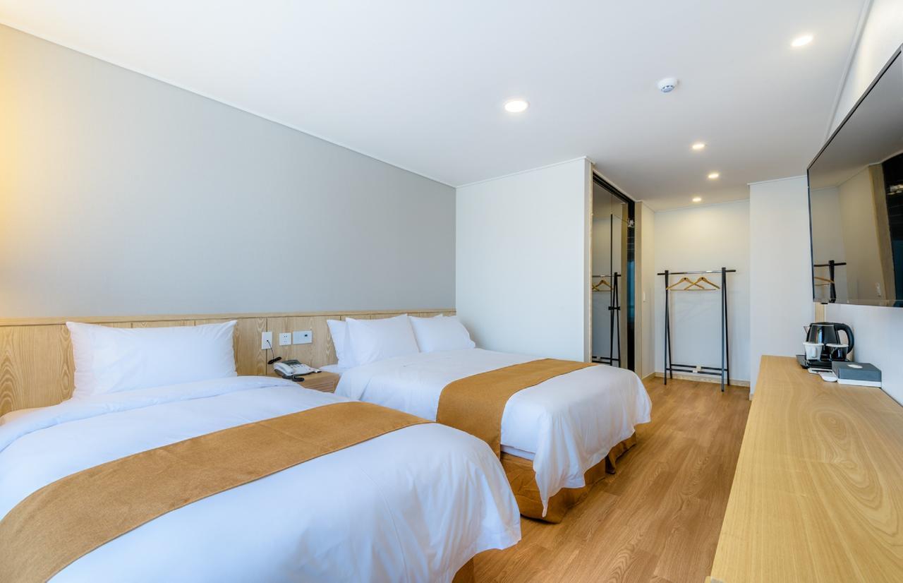 Thira Hotel Сеогвипо Екстериор снимка