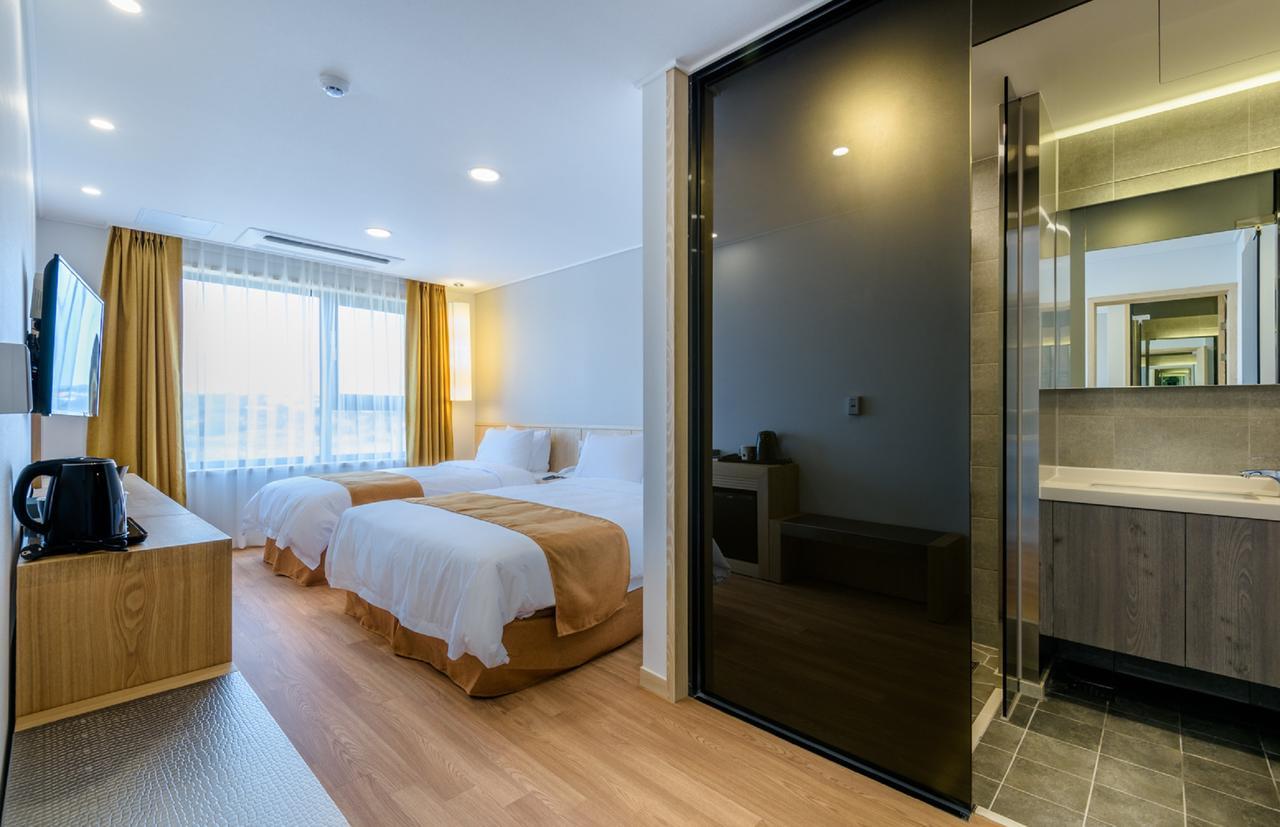 Thira Hotel Сеогвипо Екстериор снимка