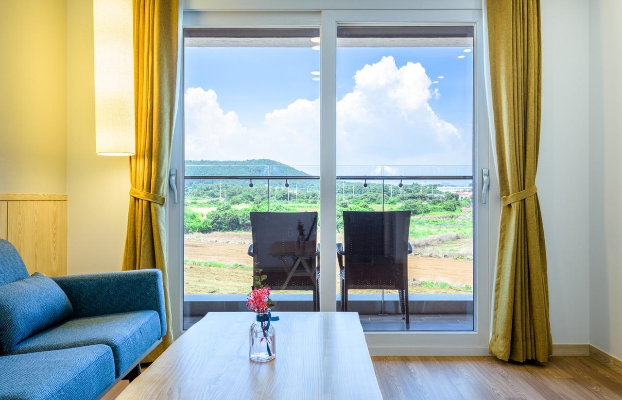 Thira Hotel Сеогвипо Екстериор снимка