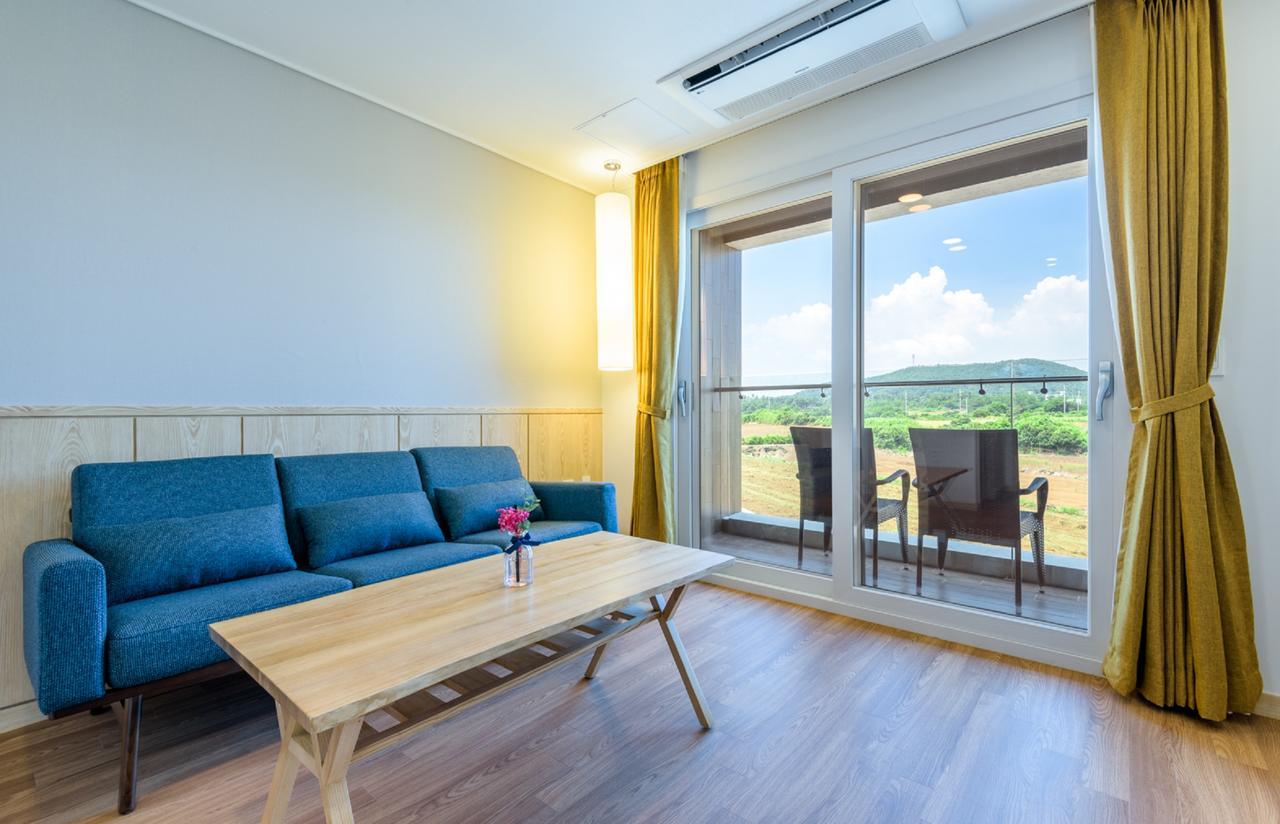 Thira Hotel Сеогвипо Екстериор снимка