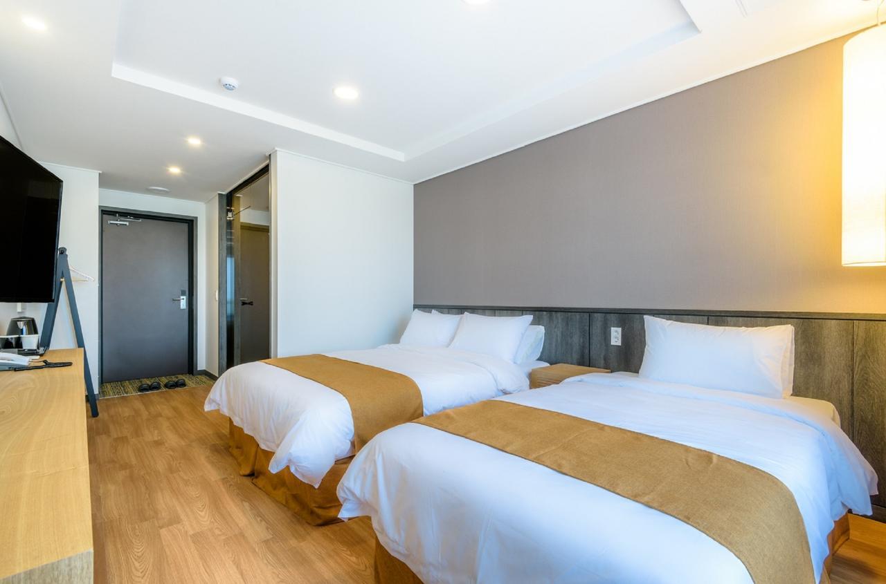 Thira Hotel Сеогвипо Екстериор снимка