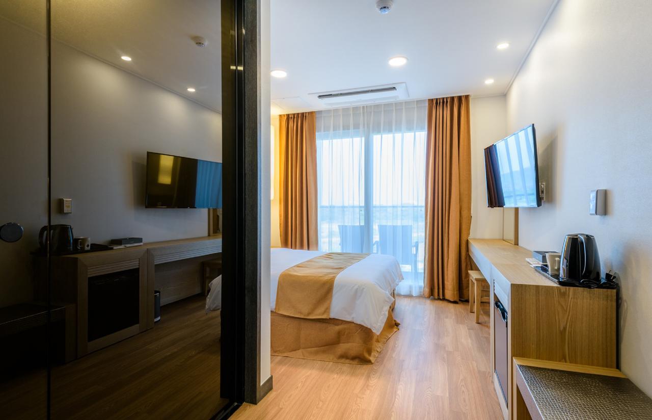 Thira Hotel Сеогвипо Екстериор снимка