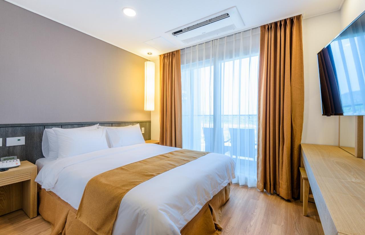 Thira Hotel Сеогвипо Екстериор снимка