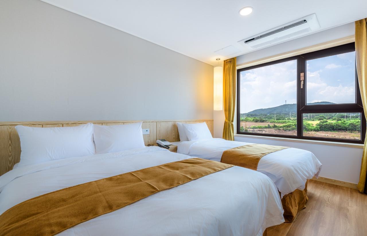 Thira Hotel Сеогвипо Екстериор снимка