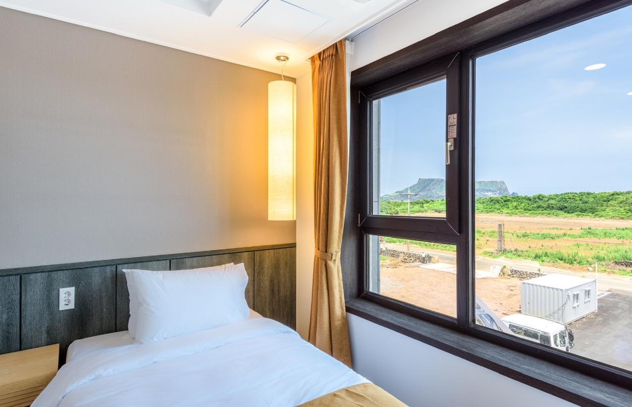 Thira Hotel Сеогвипо Екстериор снимка