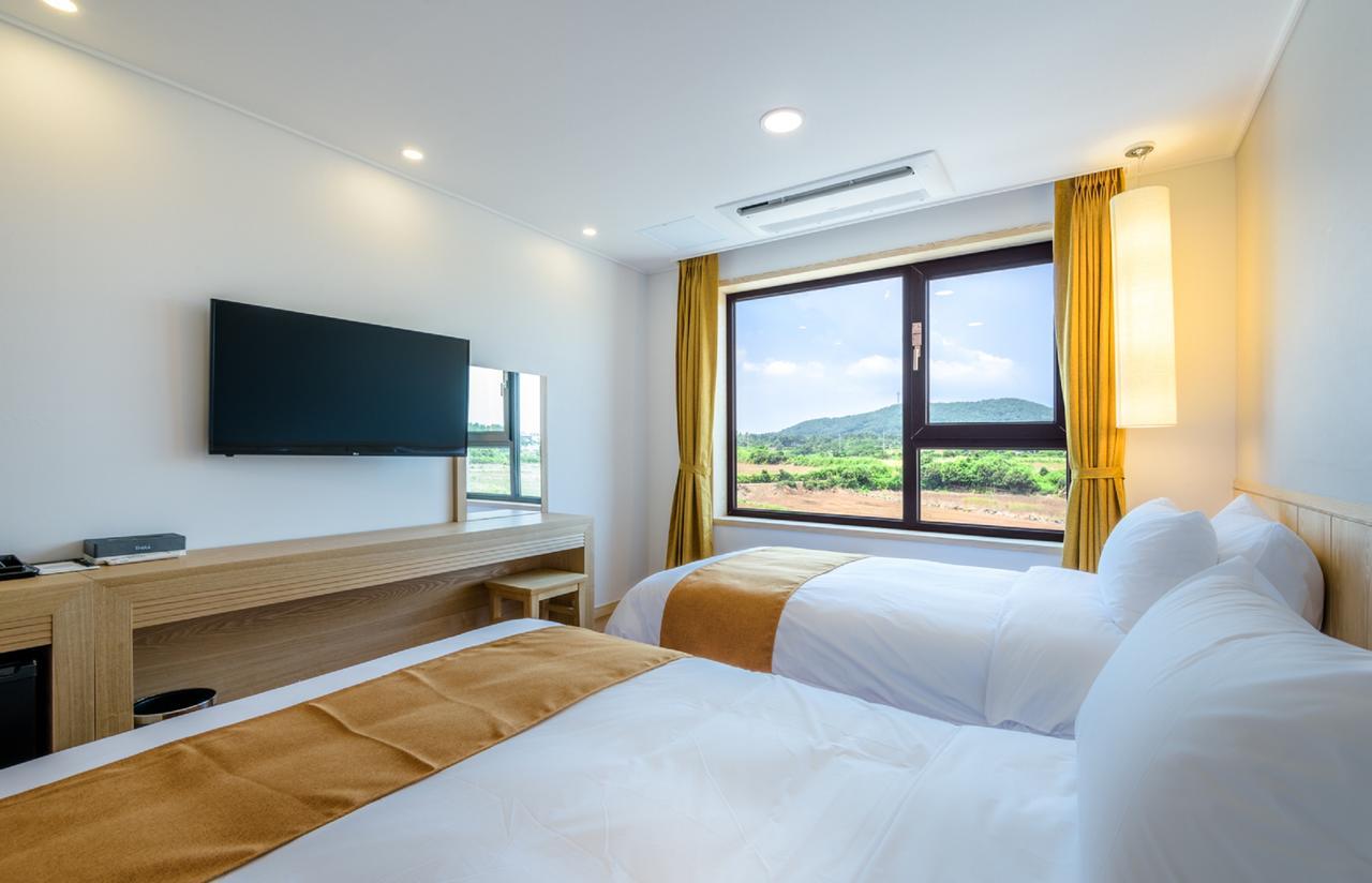 Thira Hotel Сеогвипо Екстериор снимка