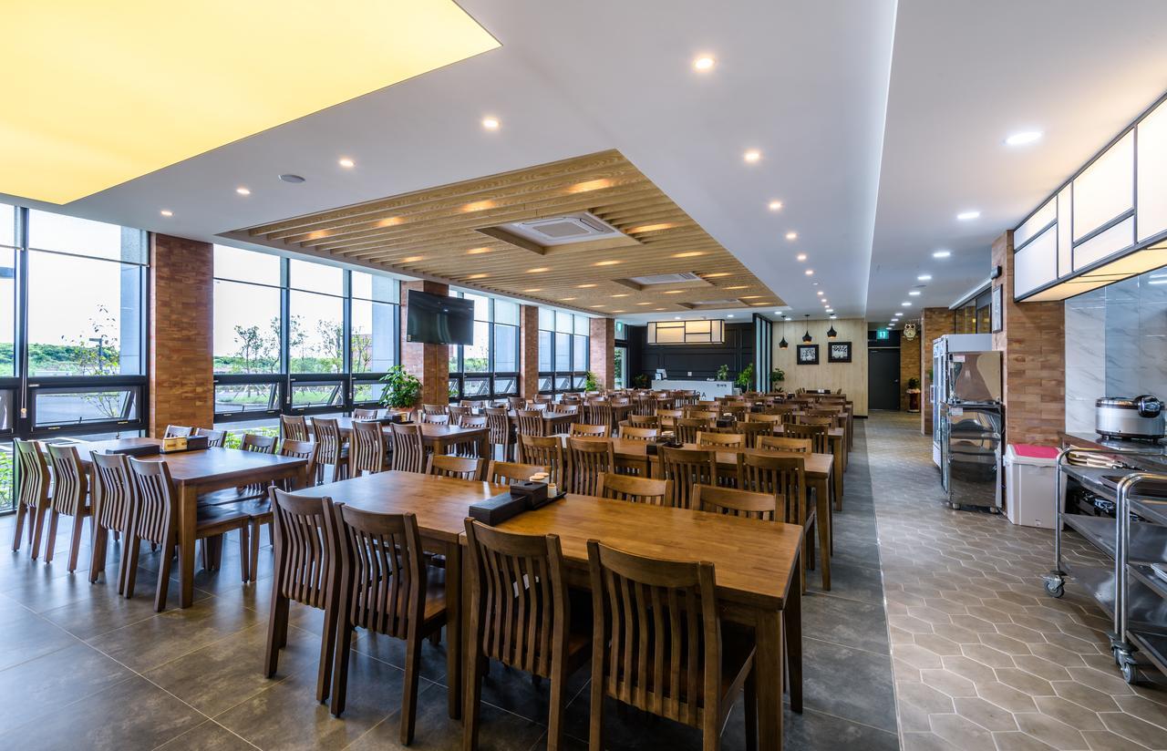 Thira Hotel Сеогвипо Екстериор снимка