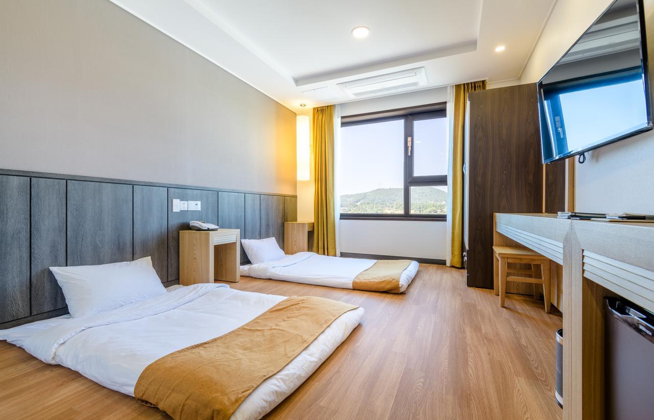 Thira Hotel Сеогвипо Екстериор снимка