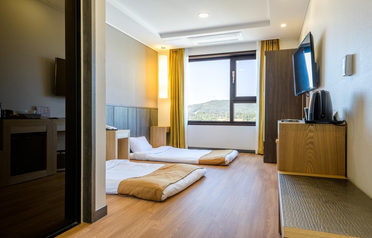 Thira Hotel Сеогвипо Екстериор снимка
