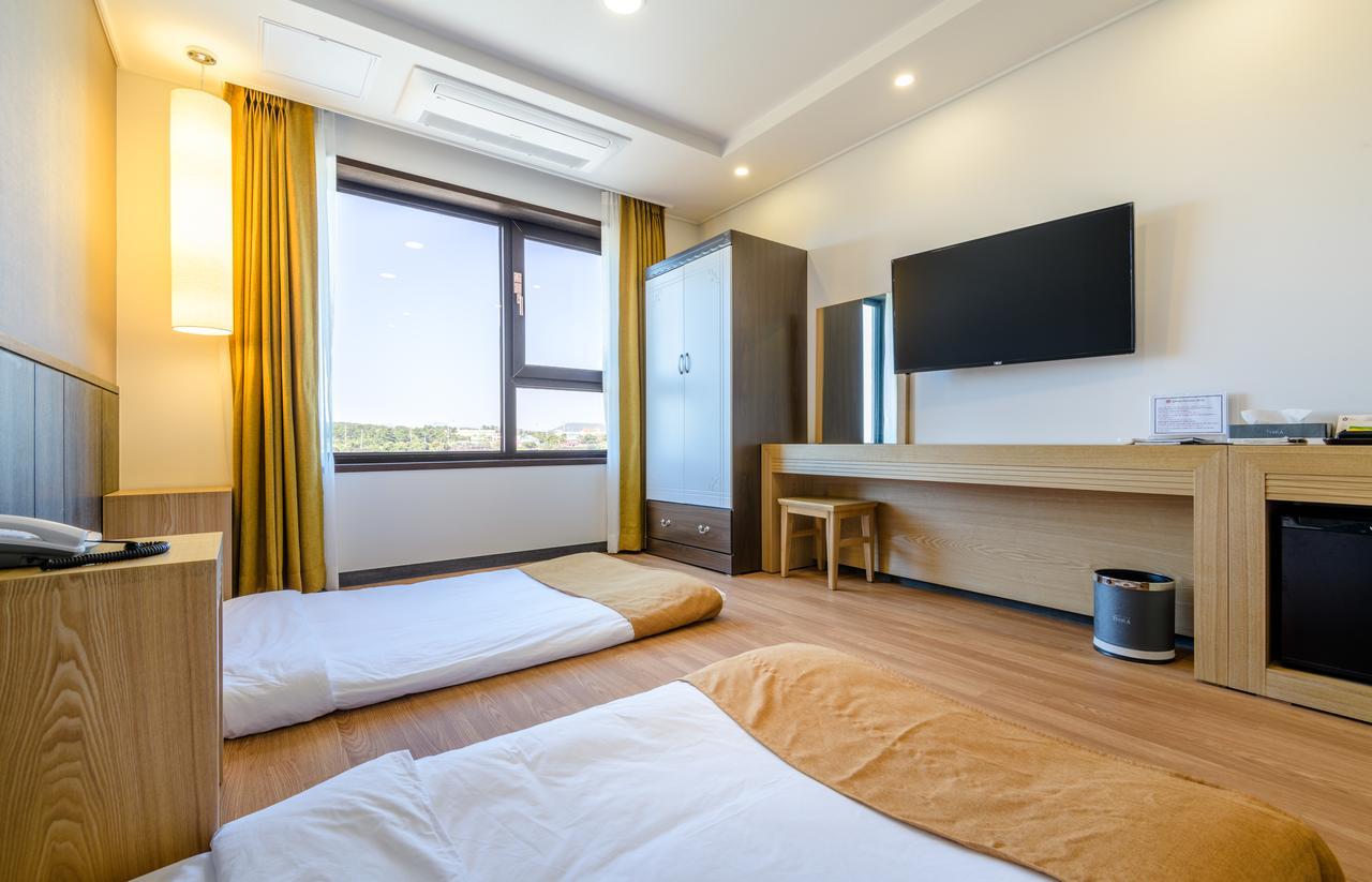 Thira Hotel Сеогвипо Екстериор снимка