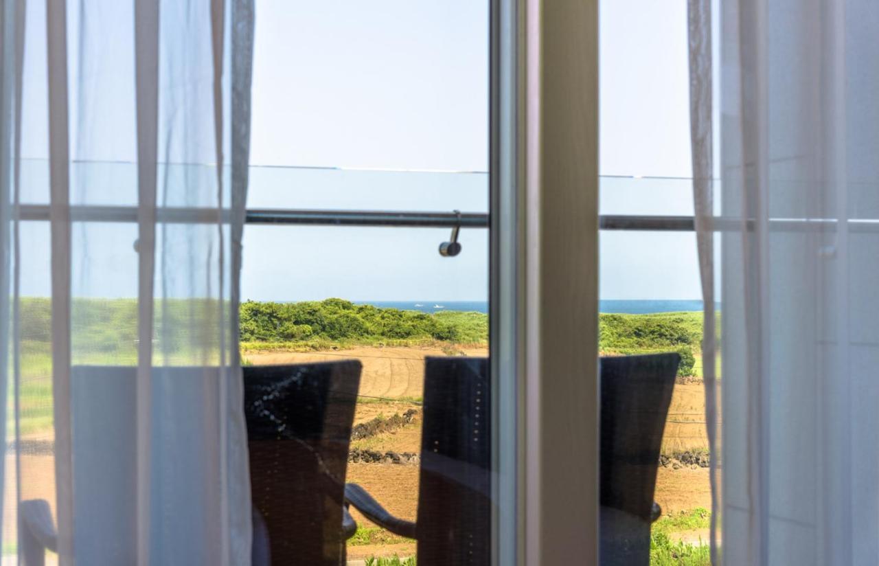 Thira Hotel Сеогвипо Екстериор снимка