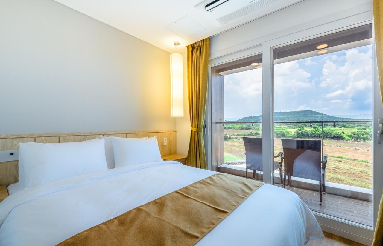 Thira Hotel Сеогвипо Екстериор снимка
