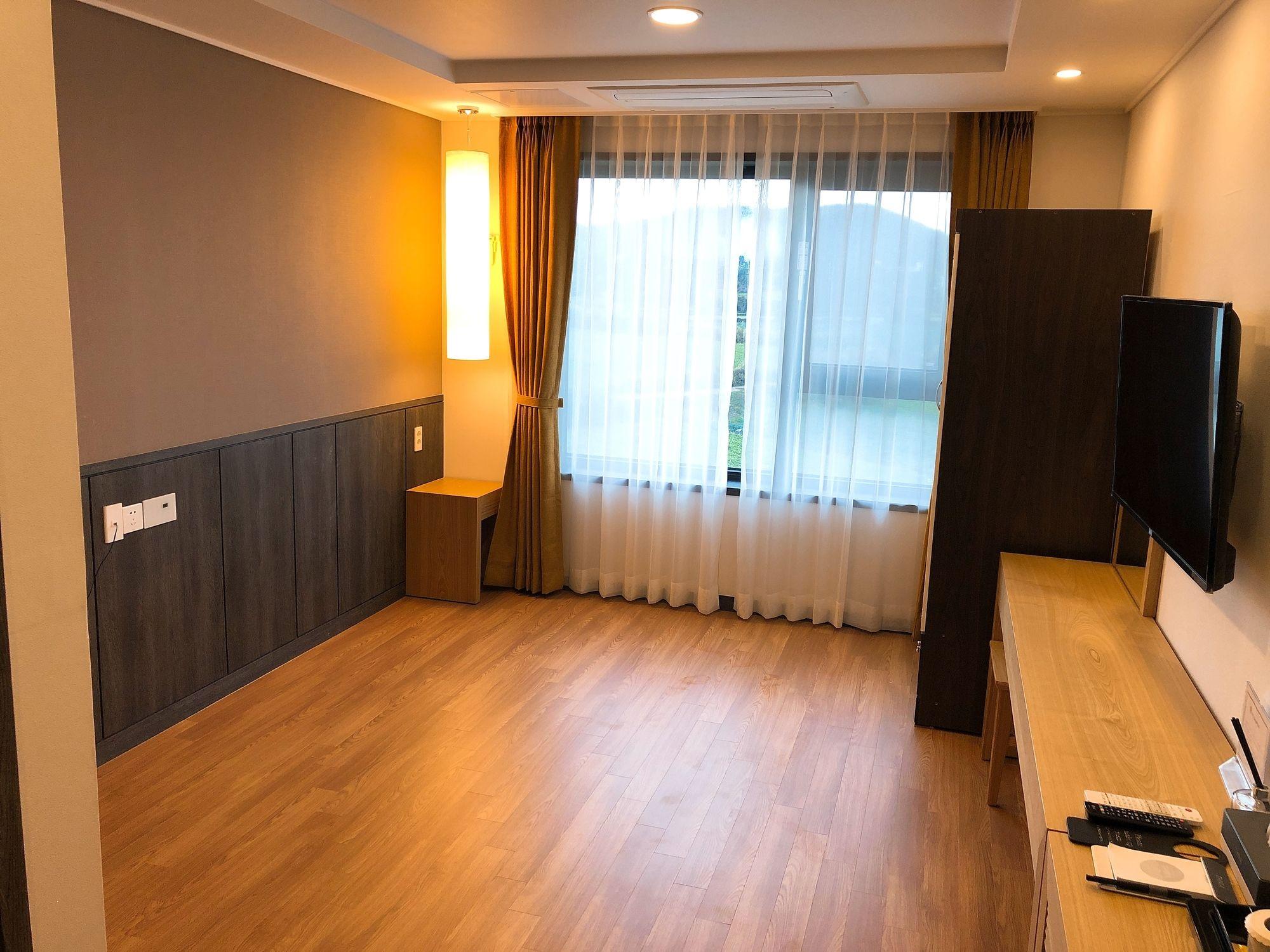 Thira Hotel Сеогвипо Екстериор снимка